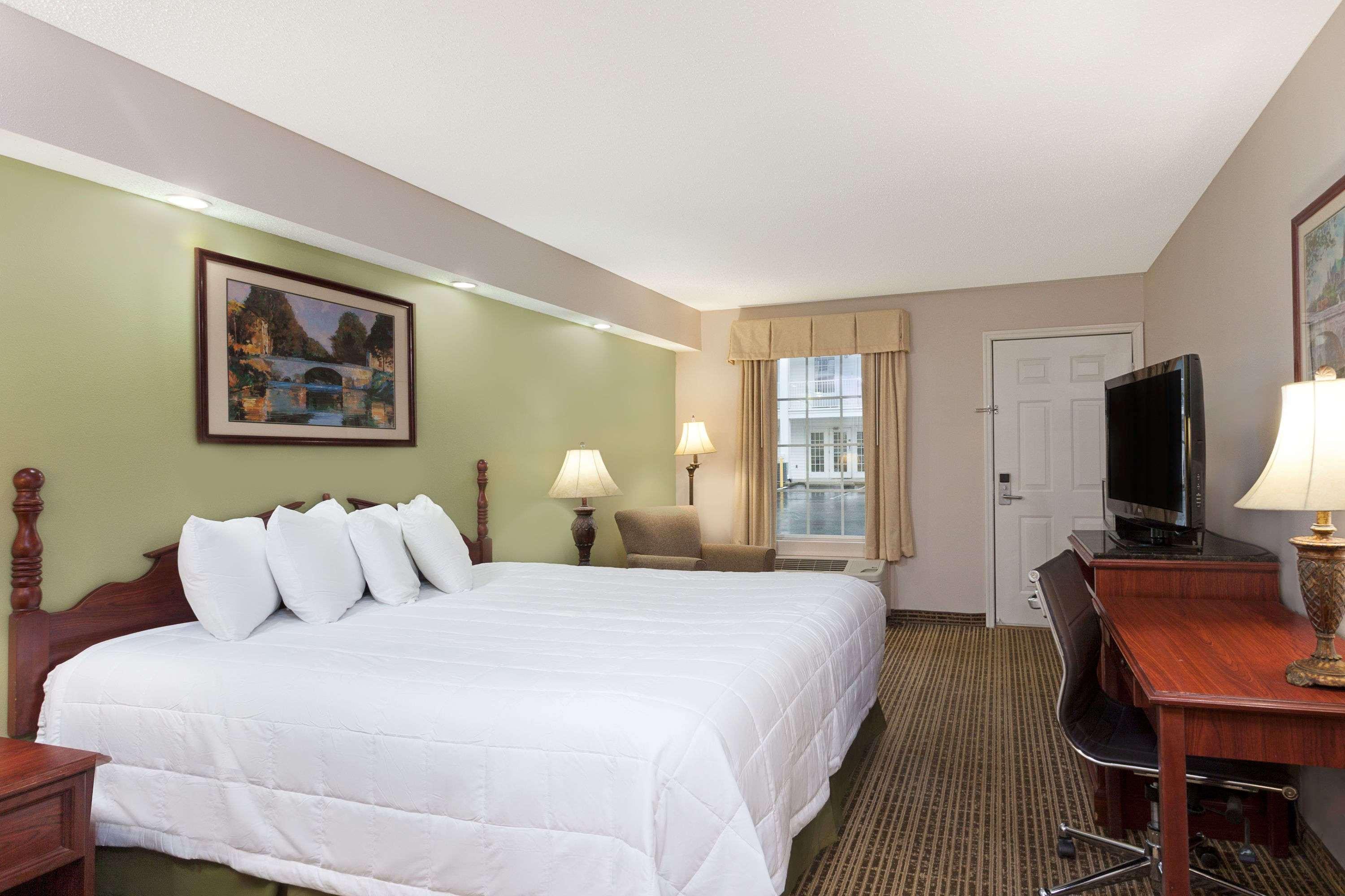 Baymont By Wyndham Tullahoma Hotel Bagian luar foto