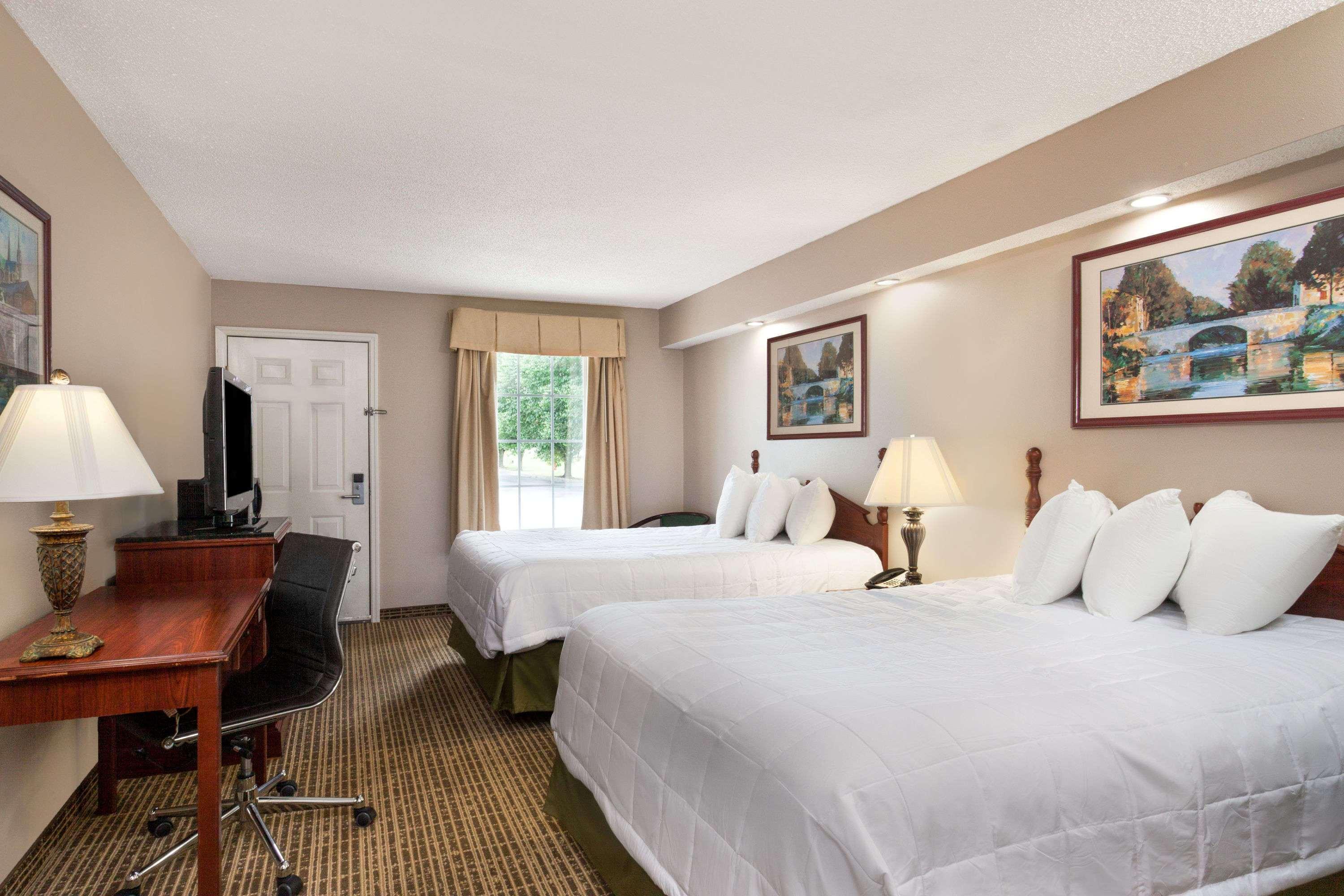 Baymont By Wyndham Tullahoma Hotel Bagian luar foto