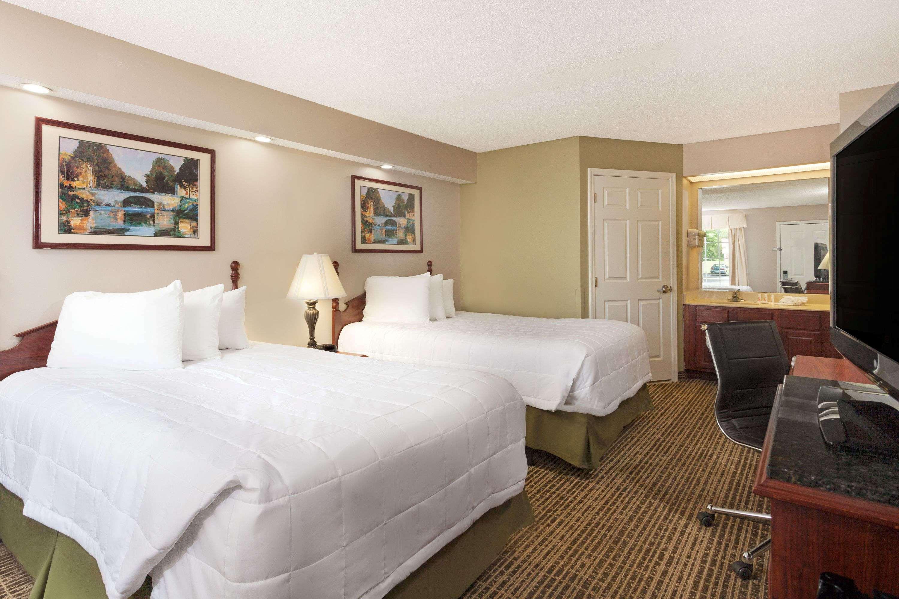 Baymont By Wyndham Tullahoma Hotel Bagian luar foto