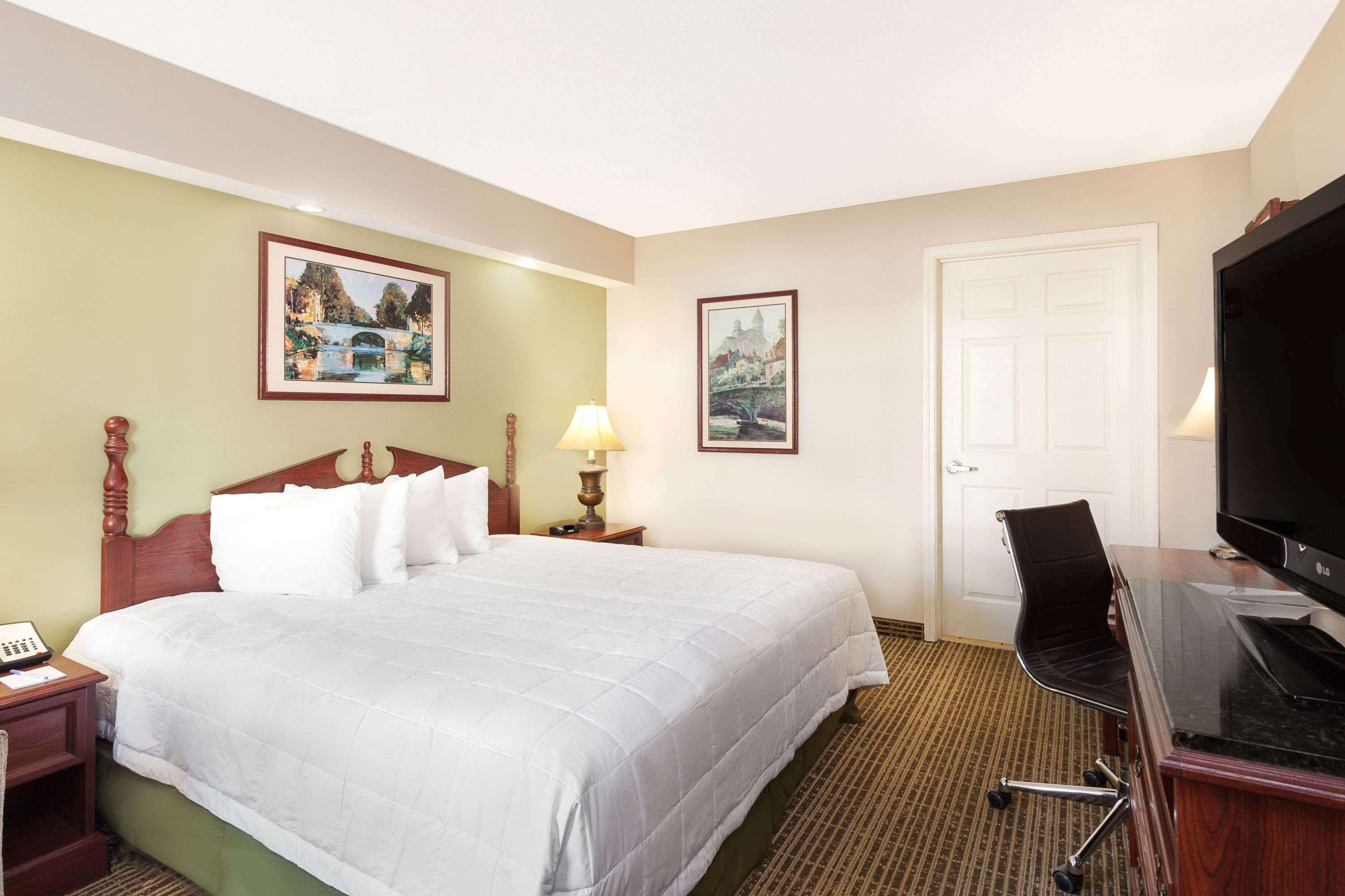 Baymont By Wyndham Tullahoma Hotel Bagian luar foto